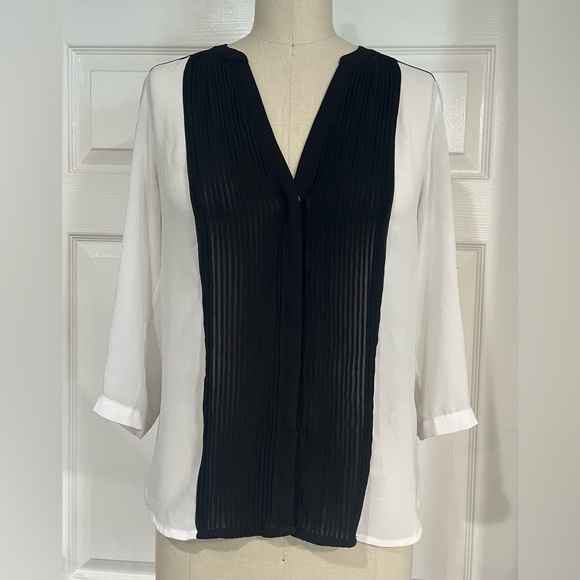 H&M pin tuck front black and white sheet chiffon buttonup blouse, sz 6 - Picture 6 of 6